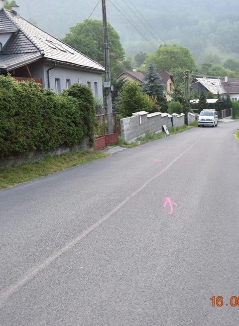 Opitý vodič linkového autobusu nabúral do múru rodinného domu