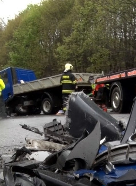 Hromadná nehoda na frekventovanom ťahu. Vodičovi sa stalo osudné predbiehanie