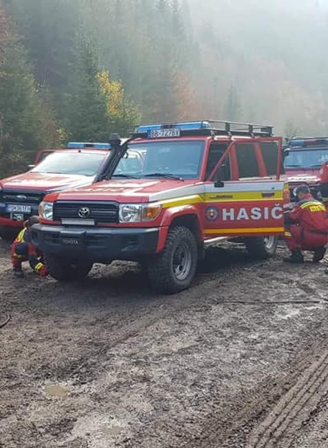 Požiar v Gaderskej doline hasia hasiči už tretí deň. Zasahuje aj vrtuľník ministerstva