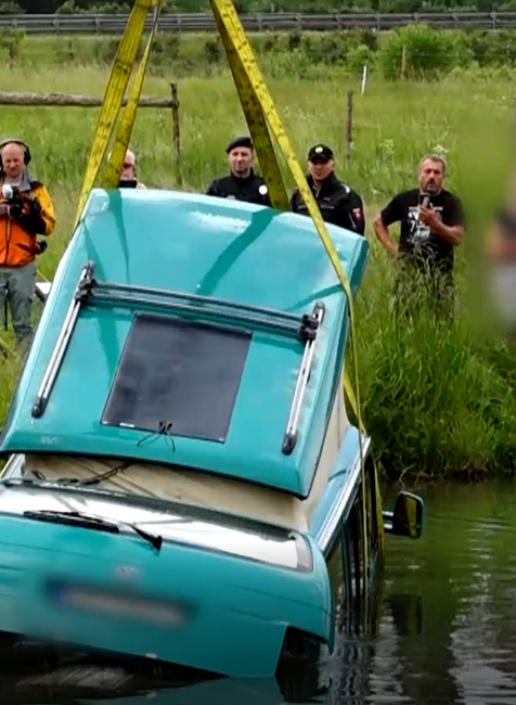 Auto skončilo v rybníku