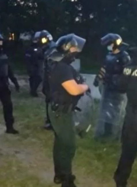 Bitka 100 ľudí v osade.