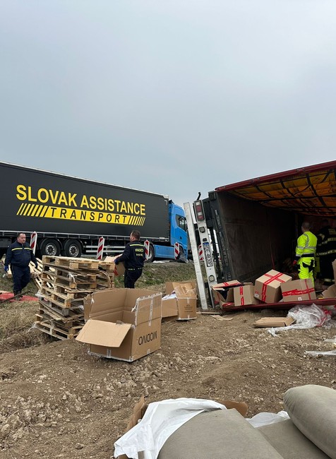 Na diaľnici pri Bidovciach sa v noci prevrátil kamión