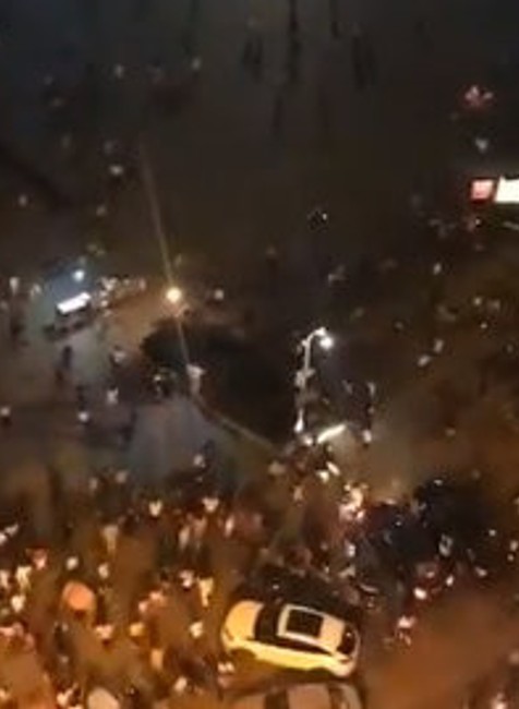 dav ľudí na námestí po útoku na aute