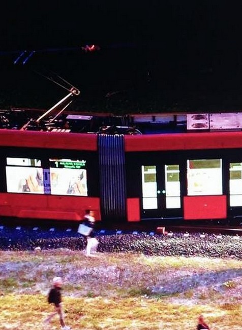 Petržalka_vykoľajená električka.jpg