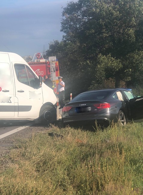 Zrážka áut si vyžiadala vážne zranených. Premávka pri Senci zostala ochromená
