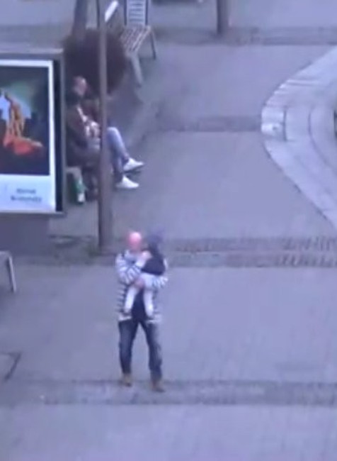 Opitý dedko s vnúčikom na rukách