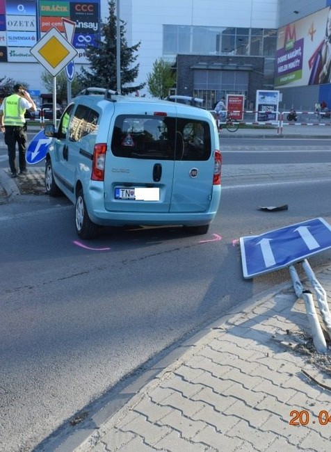 Žena jazdila podľa neaktuálnej navigácie. Nabrala jedno auto a dve značky