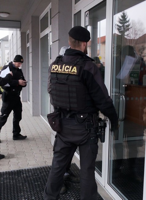 Polícia obvinila matku a jej druha z týrania (7)