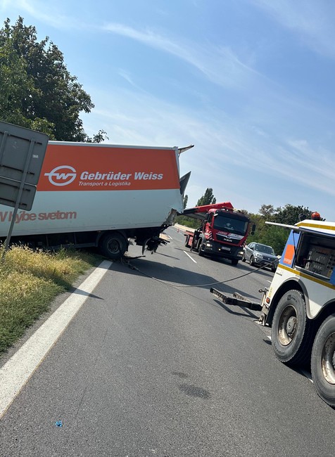 Nehoda kamiónu a dodávky