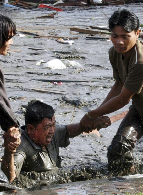 Muži zachraňujú ďalšieho