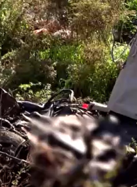 Policajti našli v odparkovanom aute dve mŕtve telá.