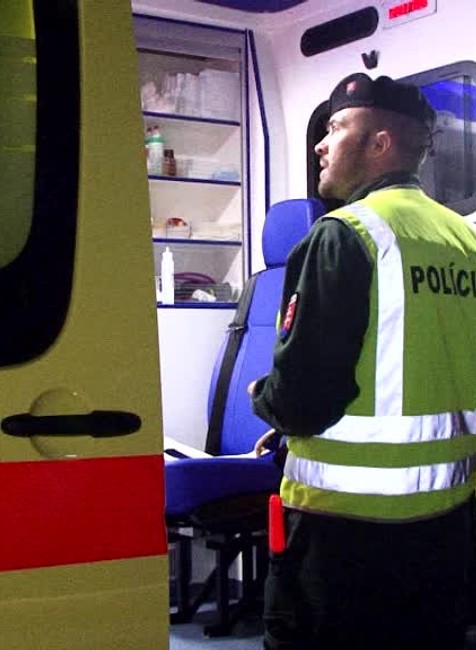 Nehoda na Šturci. Mladý šofér so spolujazdkyňou skončili v priekope1545