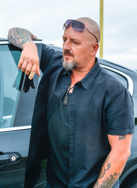 Herec Gejza Benkő, seriál Za sklom.jpg