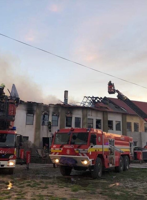 Pre rozsiahly požiar budovy museli evakuovať blízky hotel