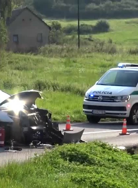Vážna dopravná nehoda. Pri čelnej zrážke sa zranili traja ľudia