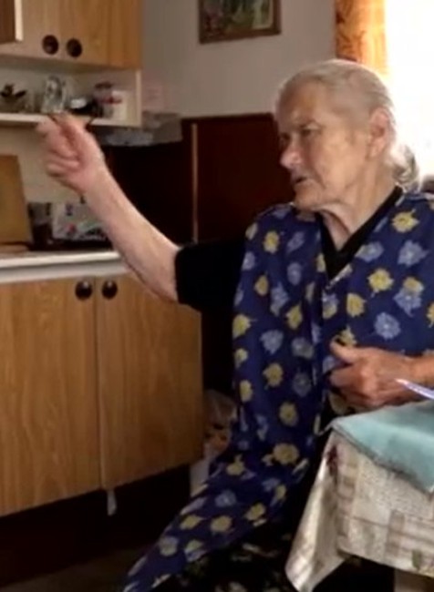 Okradli starenku.