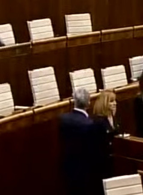 Otvorenie schôdze NR SR. Poliačik, Beblavý, Mihál blokujú rečnícky pult 