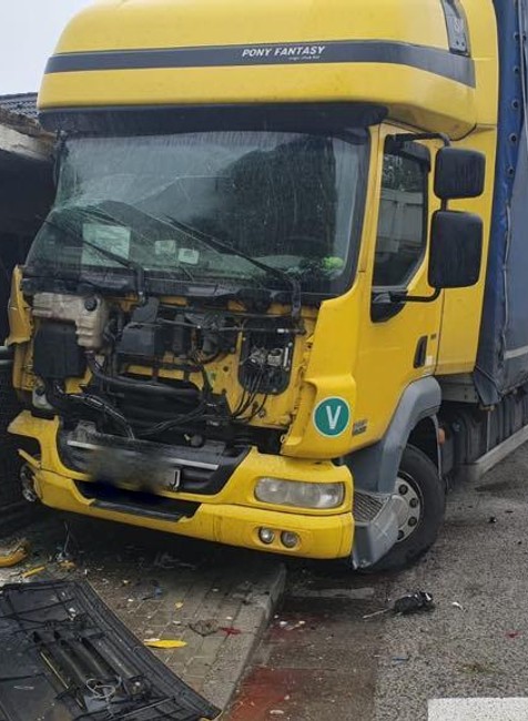 Nehoda nákladného auta. Vodič narazil do domu a auta