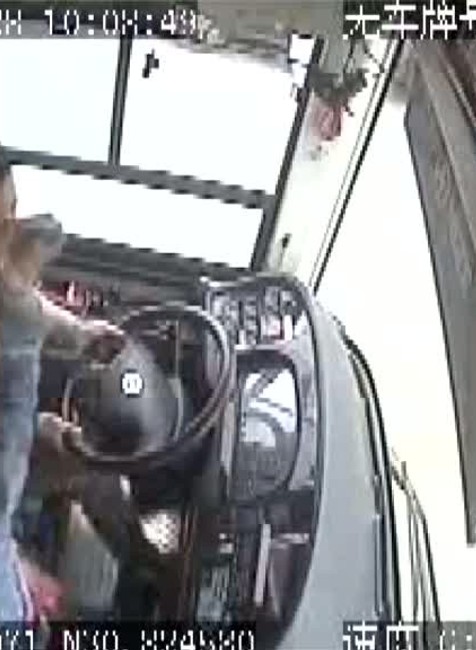 Autobus spadol z mosta do rieky. Cestujúca sa pohádala so šoférom4528