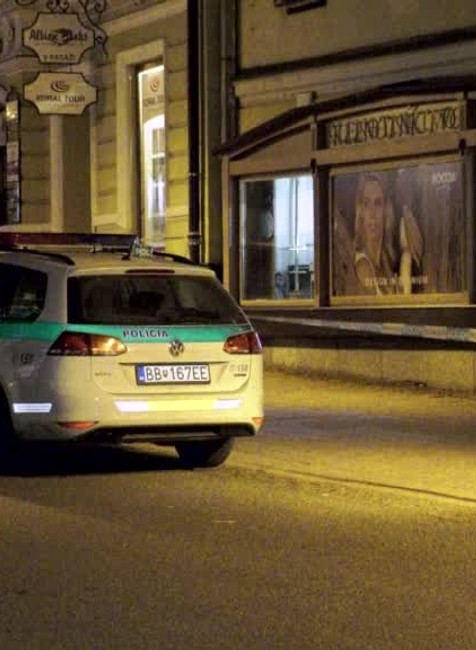 Zlatníctvo v Banskej Bystrici prepadli maskovaní muži so samopalmi10607