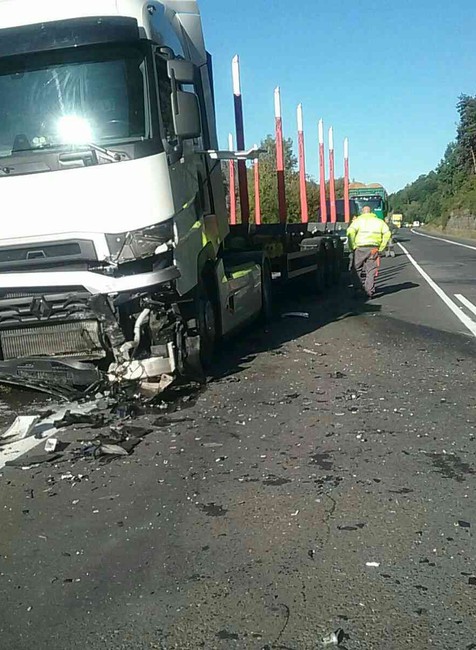 Tragická zrážka kamióna s osobným autom. Cestu pri Hybe uzavreli