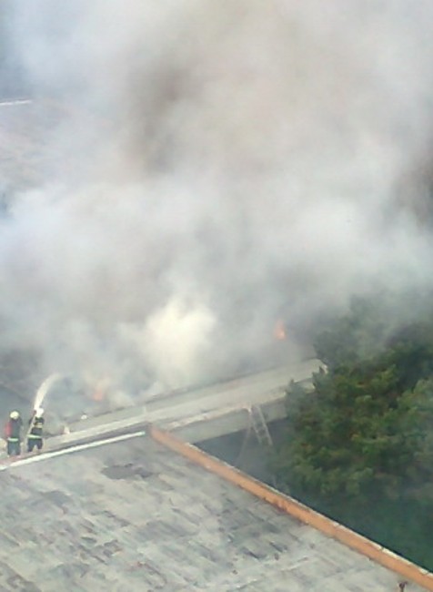 Požiar školy v Petržalke, dym oheň, plamene, hasiči
