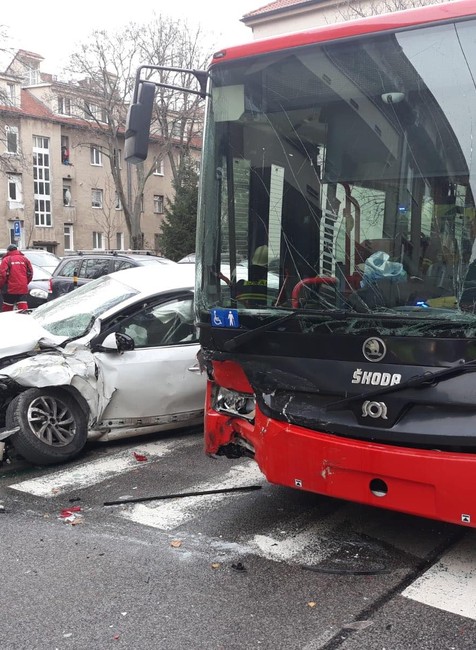 V Bratislave sa zrazil trolejbus s nákladiakom