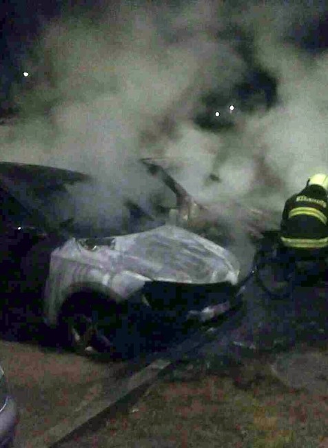 Nočný zásah hasičov. Plamene pohltili dve autá