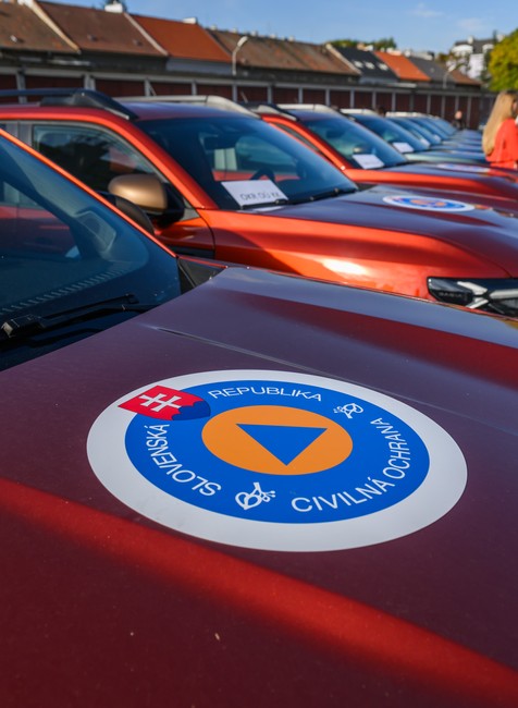 Zamestnancom odborov krízového riadenia okresných úradov odovzdali v Bratislave nové terénne vozidlá