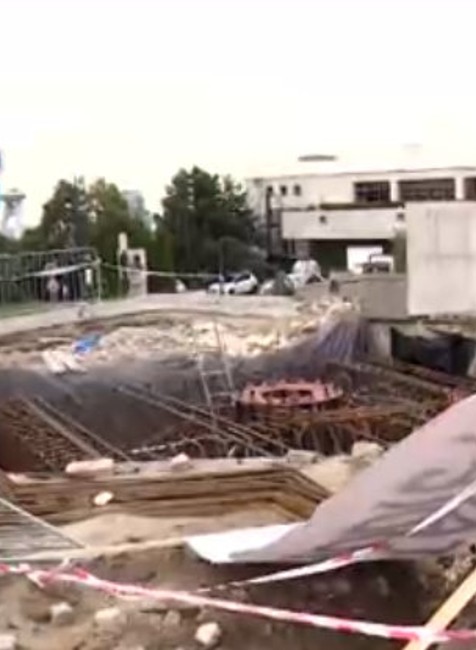 Farmári vysypali pred budovu NR SR hnoj. Reagujú tak na stavbu Dankovho stožiara