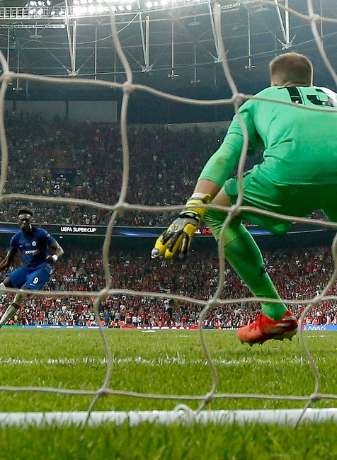 Turkey_Super_Cup_Soccer_penalta Adriav_Abraham_spoza brany