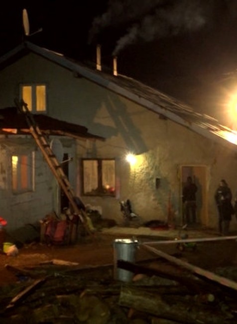 Plamene úplne pohltili drevárne blízko rodinných domov. 