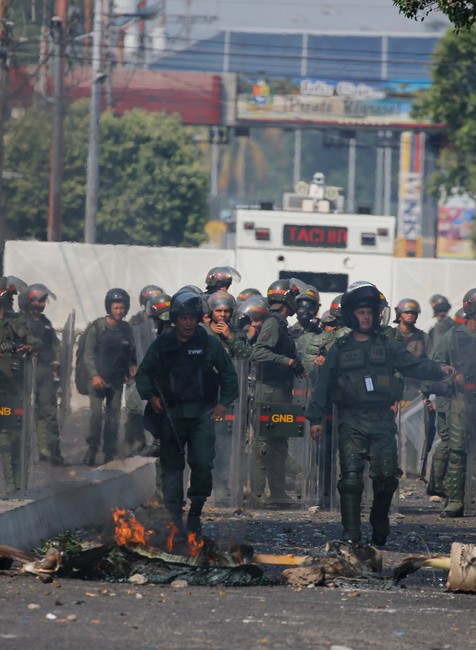 Traja venezuelskí vojaci dezertovali. O pomoc požiadali Kolumbiu