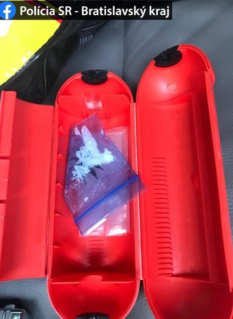 Pád kamaráta do šachty sa mužovi stal osudným. Po príchode policajtov mu v aute našli obrovské množstvo drog