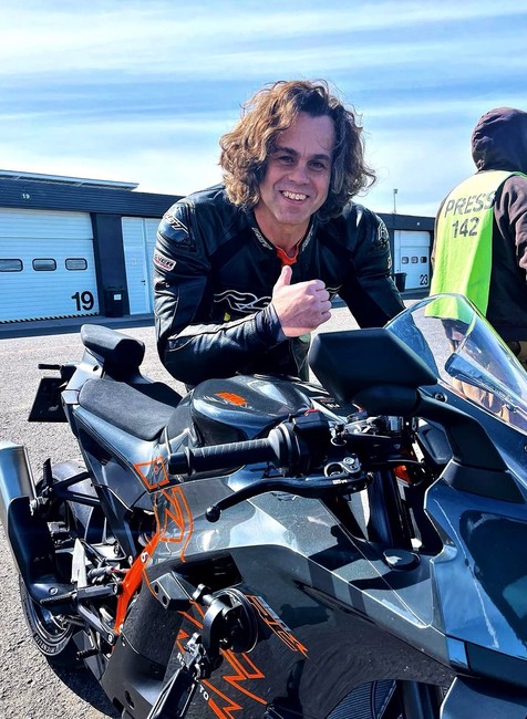 Behind the scene ?Natáčení s KTM 990 RC-R a @holankamil74 @autodrommostcz s @holankamil74 Už br (1)