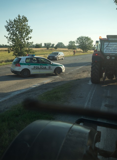 protest farmárov na traktoroch