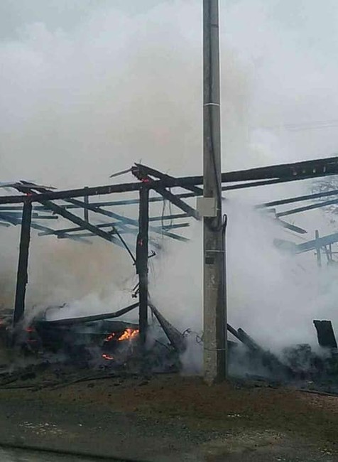 Plamene zachvátili pílu. Na mieste zasahujú hasiči