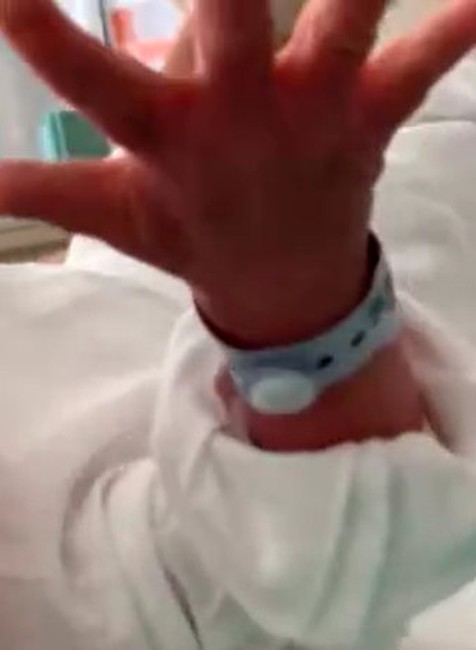 Chlapček v hniezde záchrany.