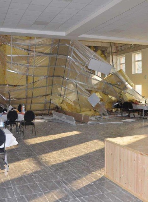 V sále kultúrneho domu sa zrútil strop. Niekoľko ľudí sa zranilo