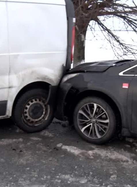 Štyri rozbité autá a neprejazdná cesta. Záchranári zasahovali pri hromadnej nehode