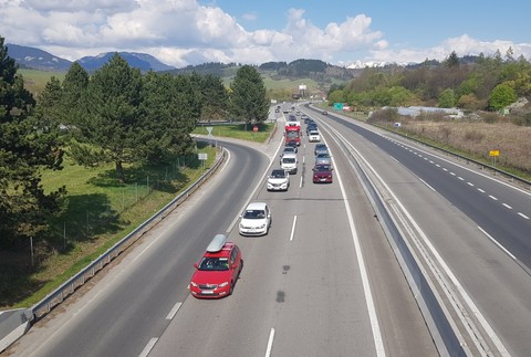 Presun Slovákov po sviatkoch. Na cestách sa tvoria kolóny