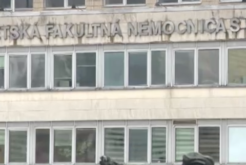 Nemocnica tvrdí, že aj v krízovom režime je hygiena dodržiavaná. Pacientka má inú skúsenosť