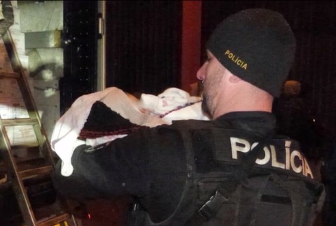 V kamiónoch sa tlačilo 78 migrantov. Vodičov zatkli, ale polícia rieši nový problém