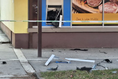 vybuchnutý bankomat (3)