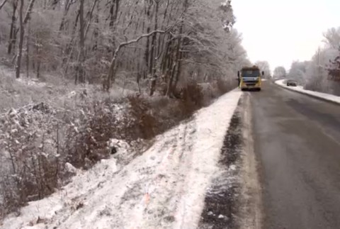 Vodič v dodávke narazil do stromu, privalili ho zemiaky