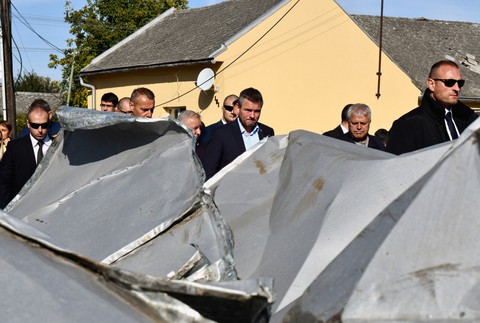 Vláda mimoriadne presunula rokovanie do Lekároviec. Po veternej smršti obci pomôže