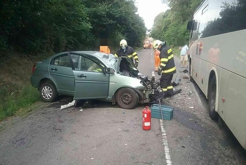 Pri Veľkom Krtíši sa čelne zrazil autobus s autom. Cestu uzavreli