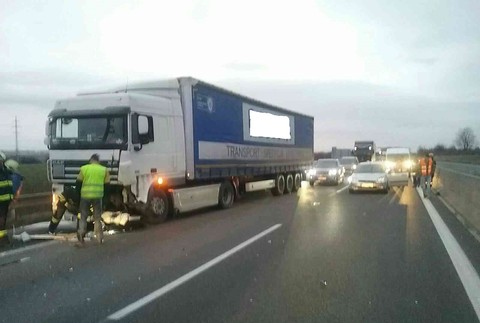 Vážna nehoda na D2. Diaľnicu museli uzatvoriť