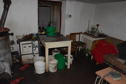 Explózia v nelegálnej pálenici. Muži utrpeli vážne zranenia