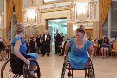 Ani poškodený zrak im nezobral nádej. Derek a Joana spolu pretancujú nástrahami života